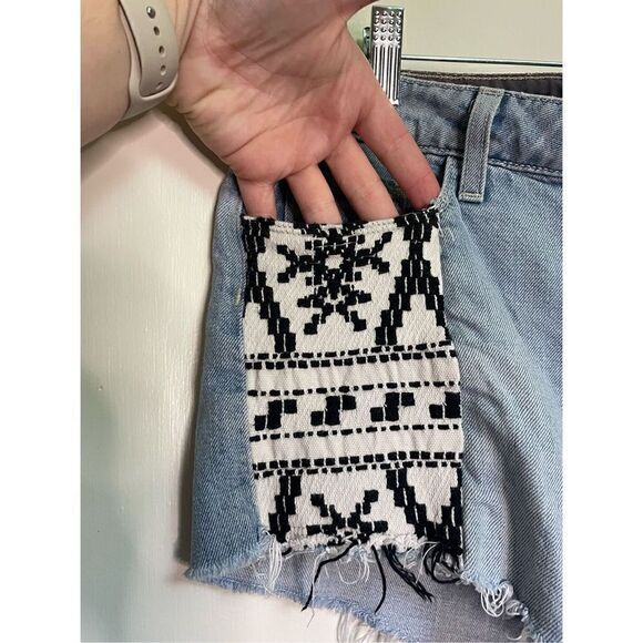 Paige Keira Mayan Piecing Embroidered Cutoff Denim shorts size 29 - Picture 5 of 12